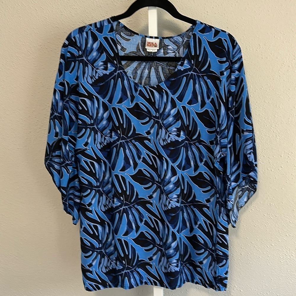 Hula Bay size M-10 blue and black Hawaiian blouse
